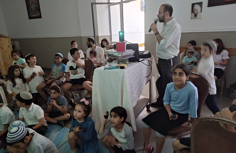 שעור תורה הרב מעביר לילדים