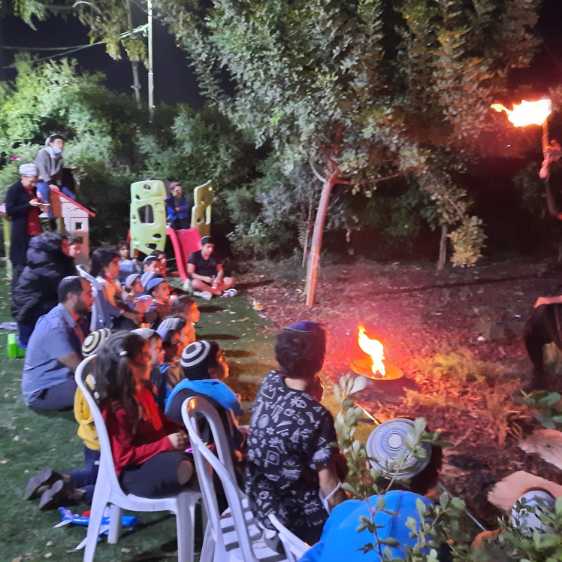 ילדים סביב המדורה
