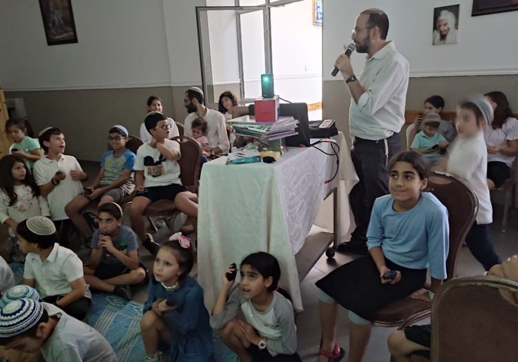 שעור תורה הרב מעביר לילדים